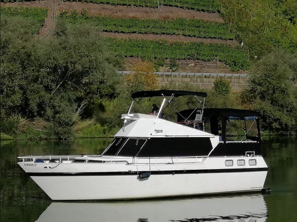 Solider Motoryachtklassiker bei Mosel-Yachting - Seitenansicht