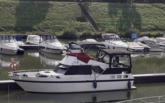 Solider Motoryachtklassiker bei Mosel-Yachting - Seitenansicht von schräg obne