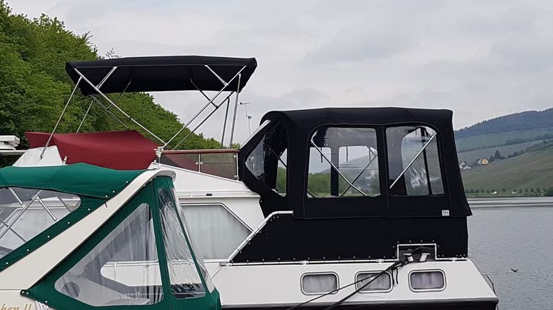Solider Motoryachtklassiker bei Mosel-Yachting - Seitenansicht Bimini und Persenning