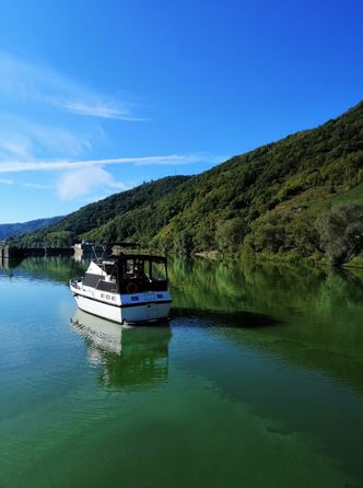Solider Motoryachtklassiker bei Mosel-Yachting - Ansicht von hinter in schöner Umgebung an der Mosel