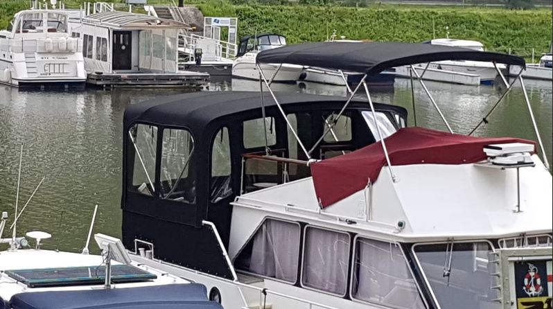 Solider Motoryachtklassiker bei Mosel-Yachting - Seitenansicht von Bimini und Persenning