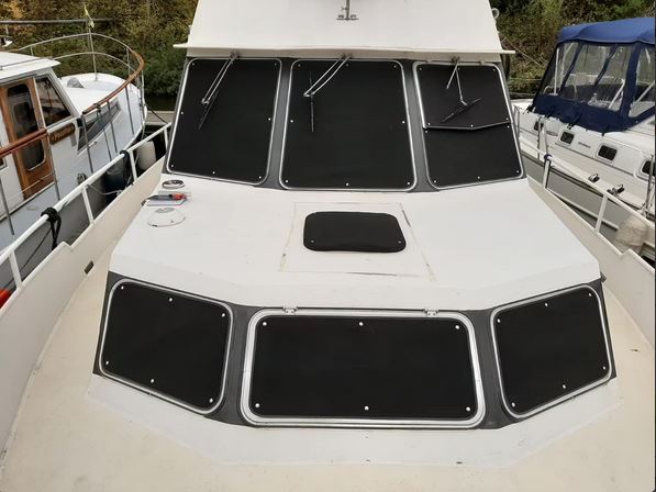 Solider Motoryachtklassiker bei Mosel-Yachting - Ansicht von vorne, alle Scheiben mit Abdeckungen
