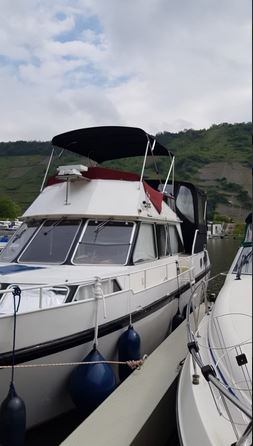 Solider Motoryachtklassiker bei Mosel-Yachting - Seitenansicht von schräg vorne