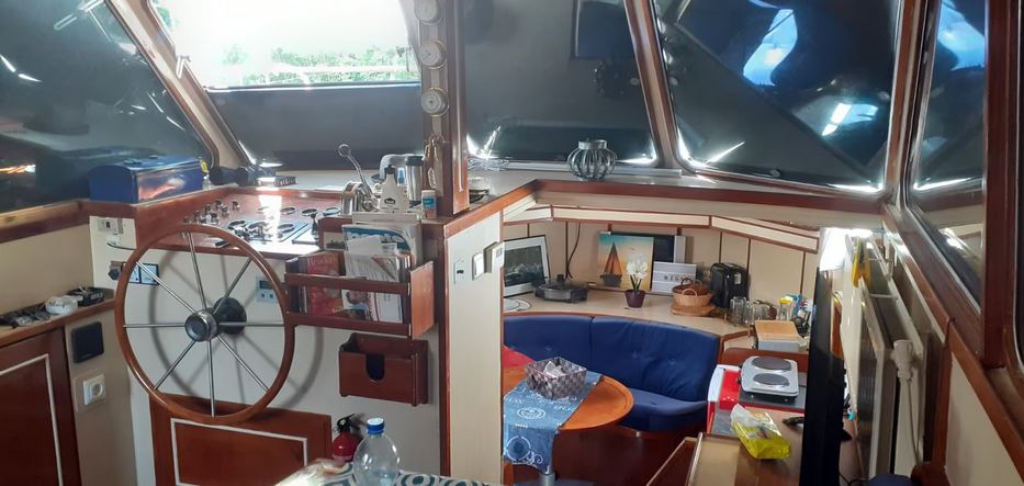 Solider Motoryachtklassiker bei Mosel-Yachting - Innenansicht Steuerstand mit Blick in die Pantry und Sitzecke
