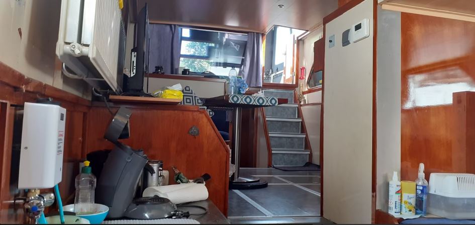 Solider Motoryachtklassiker bei Mosel-Yachting - Innenansicht aus der Küche nach oben
