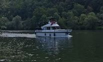 Solider Motoryachtklassiker bei Mosel-Yachting - Seitenansicht Yacht in Fahrt