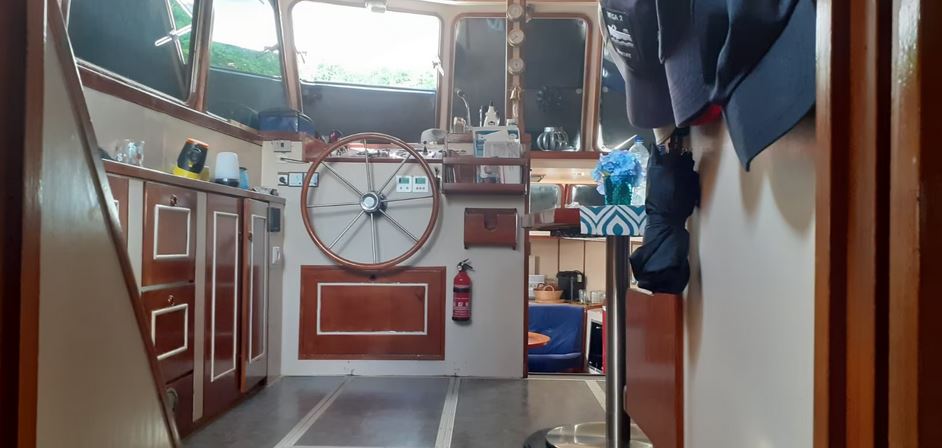 Solider Motoryachtklassiker bei Mosel-Yachting - Innenansicht Steuerstand