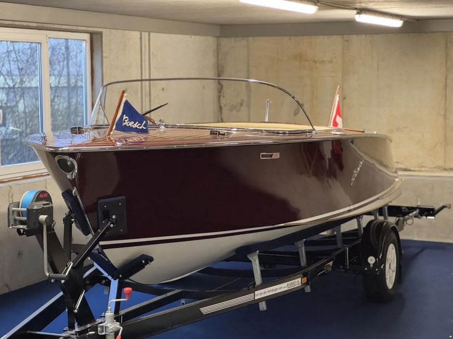 Gebrauchter Sportboot-Klassiker der Firma Boesch auf einem Trailer von schräg vorne