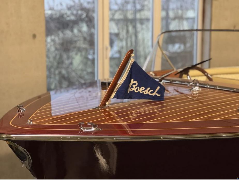 Gebrauchter Sportboot-Klassiker der Firma Boesch - Die Fahne von Boesch im Vordergrund