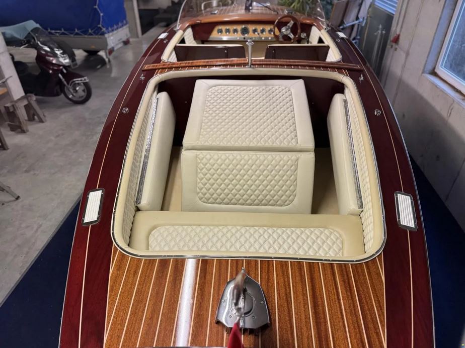 Gebrauchter Sportboot-Klassiker der Firma Boesch - Blick von hinten oben auf das Innere des gesamten Bootes