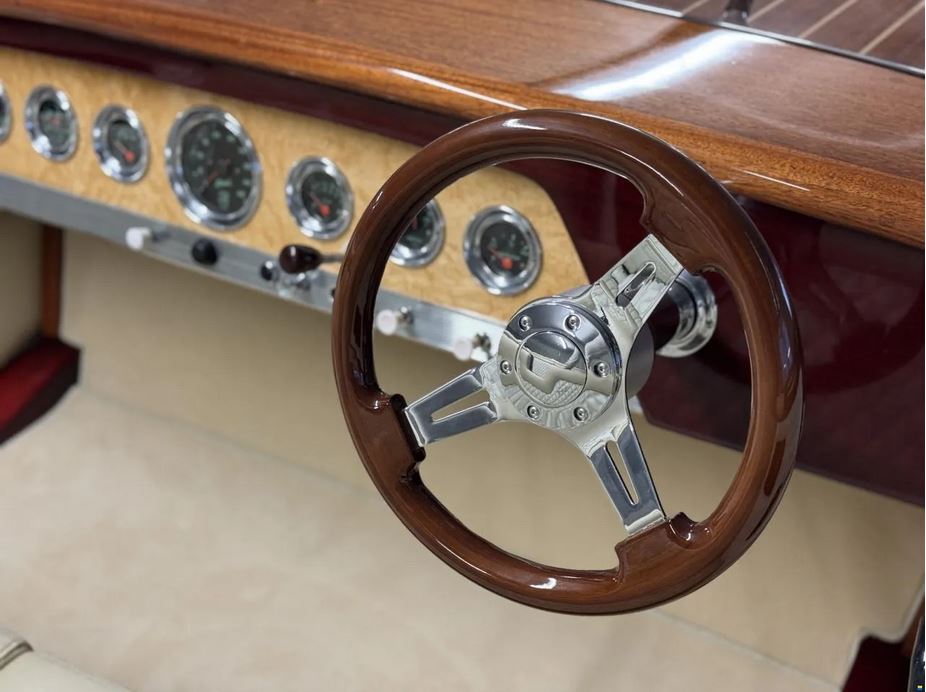 Gebrauchter Sportboot-Klassiker der Firma Boesch - Blick auf das Steuerrad mit den Instrumenten