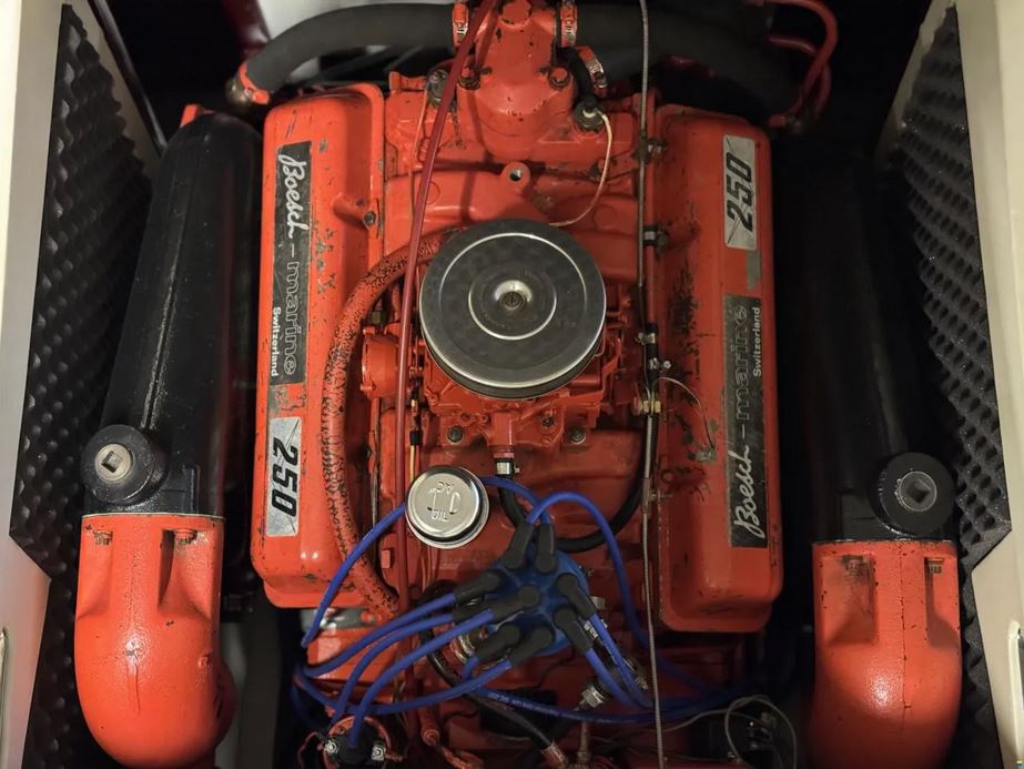 Gebrauchter Sportboot-Klassiker der Firma Boesch - Blick in den Motor