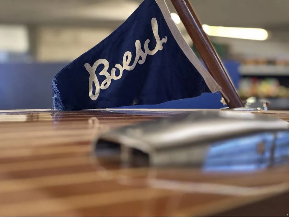 Gebrauchter Sportboot-Klassiker der Firma Boesch - Die Fahne von Boesch im Vordergrund