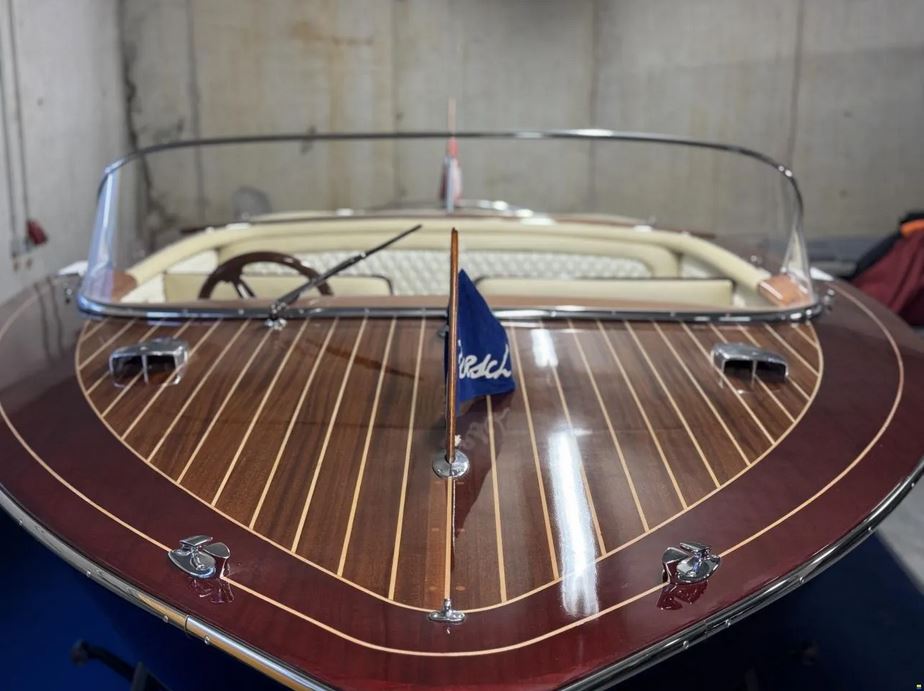 Gebrauchter Sportboot-Klassiker der Firma Boesch - Blick vom Bug, die Fahne von Boesch im Vordergrund