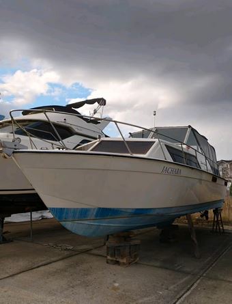 Motoryacht Chris Craft aufgepallt für den weiteren Ausbau - Ansicht von schräg vorne