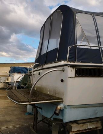 Motoryacht Chris Craft aufgepallt für den weiteren Ausbau - Ansicht von schräg hinten