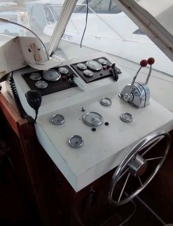 Motoryacht Chris Craft aufgepallt für den weiteren Ausbau - Ansicht des Steuerstandes