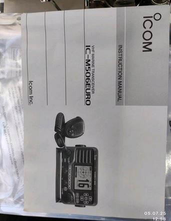 Motoryacht Chris Craft aufgepallt für den weiteren Ausbau - Instruktionsanleitung für den neuen Funk