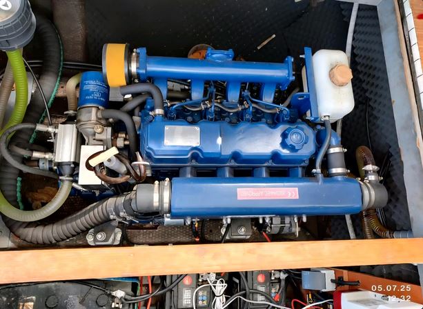 Motoryacht Chris Craft aufgepallt für den weiteren Ausbau - Ansicht der neuen Motoren