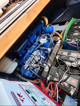 Motoryacht Chris Craft aufgepallt für den weiteren Ausbau - Ansicht der neuen Motoren