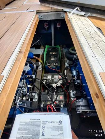 Motoryacht Chris Craft aufgepallt für den weiteren Ausbau - Ansicht der neuen Motoren