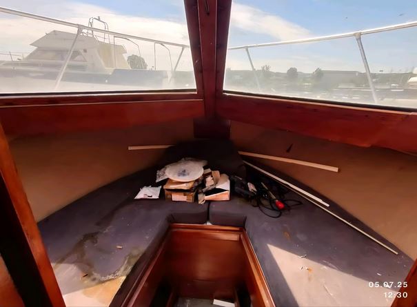 Motoryacht Chris Craft aufgepallt für den weiteren Ausbau - Innenansicht Bugkabine - hier ist noch viel Spielraum für neue Ideen