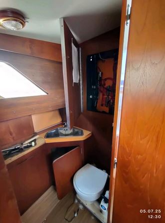 Motoryacht Chris Craft aufgepallt für den weiteren Ausbau - Innenansicht Toilette und Waschbecken - hier ist noch viel Spielraum für neue Ideen