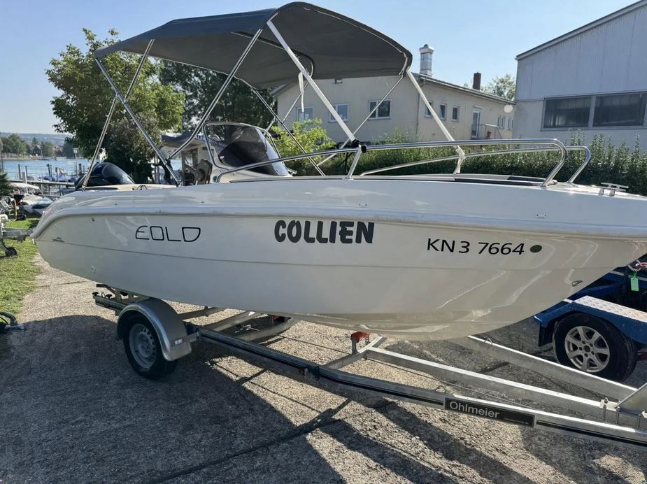 Gepflegtes Sportboot, gebrauchter Bowrider - Ansicht von schräg vorne auf Ohlmeier-Trailer