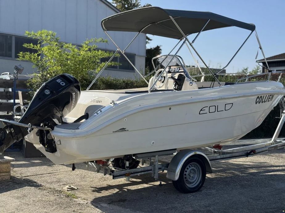 Gepflegtes Sportboot, gebrauchter Bowrider - Ansicht von schräg hinten auf Ohlmeier-Trailer