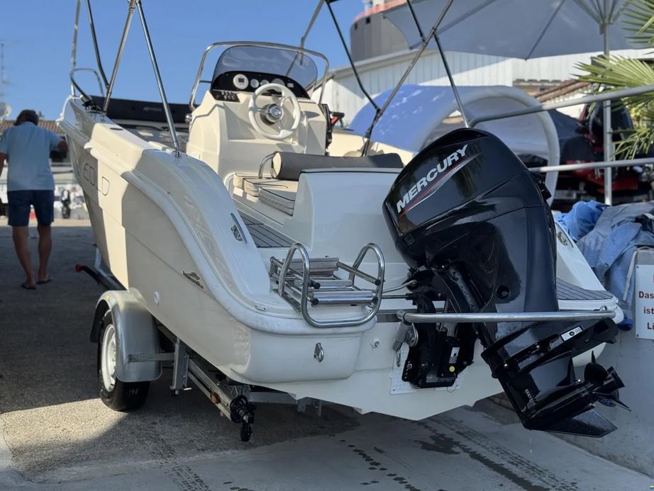 Gepflegtes Sportboot, gebrauchter Bowrider - Ansicht von achtern auf Ohlmeier-Trailer