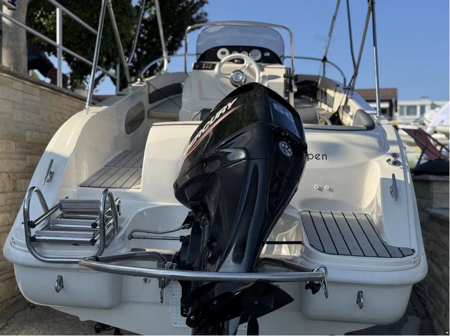 Gepflegtes Sportboot, gebrauchter Bowrider - Ansicht von achtern, Motor im Vordergrund