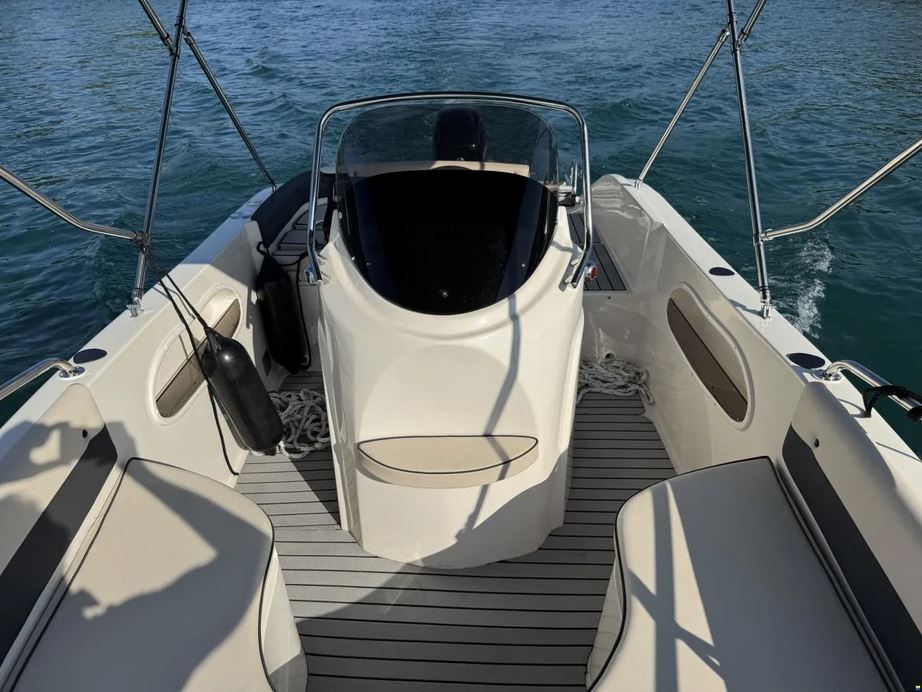 Gepflegtes Sportboot, gebrauchter Bowrider - Ansicht von der Bugspitze ins Bootsinnere