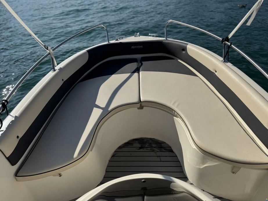 Gepflegtes Sportboot, gebrauchter Bowrider - Ansicht zur Bugspitze mit Sitzgelegenheiten vorne