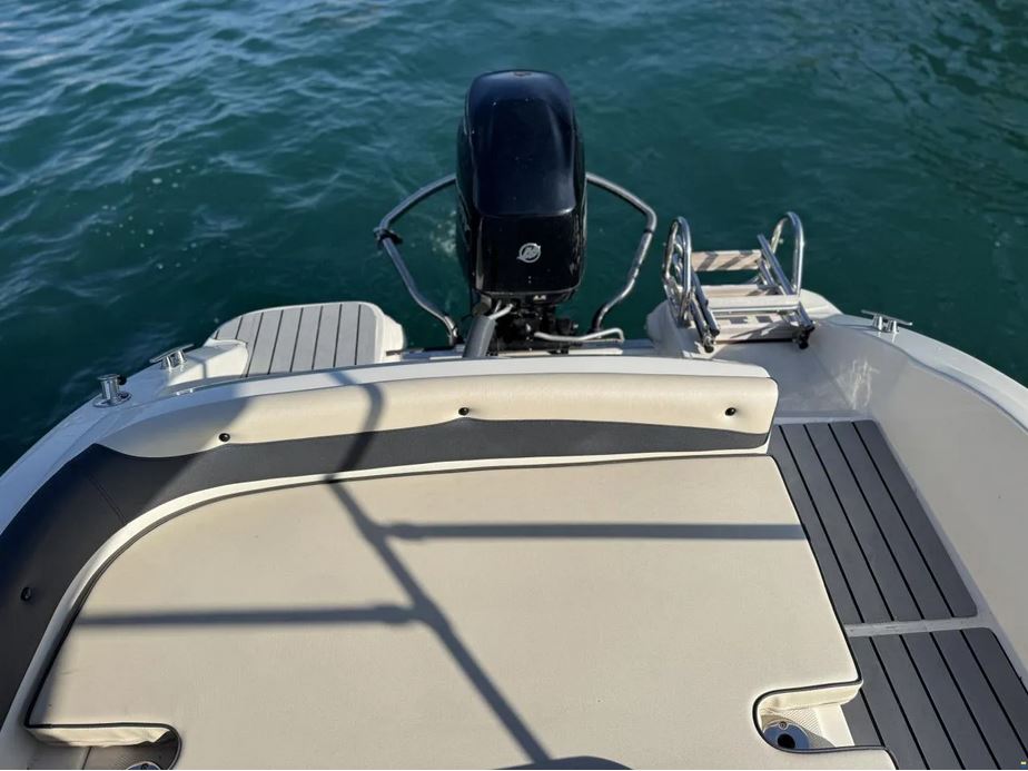 Gepflegtes Sportboot, gebrauchter Bowrider - Ansicht nach Achtern während der Fahrt