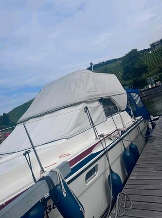 Fairline Corniche 31-Fly - Ansicht von Backbord vorne mit Abdeckung