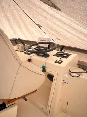 Fairline Corniche 31-Fly - Ansicht Steuerstand mit geschlossener Abdeckung