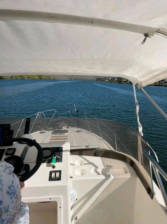 Fairline Corniche 31-Fly - Blick vom Steuerstand Richtung Bug während der Fahrt