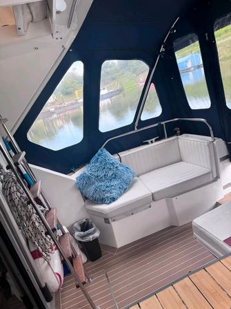 Fairline Corniche 31-Fly - Ansicht der Außensitzgelegenheit achtern mit geschlossener Persenning