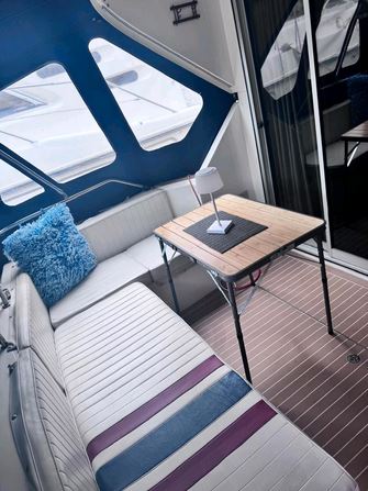 Fairline Corniche 31-Fly - Ansicht der Außensitzgelegenheit achtern mit geschlossener Persenning