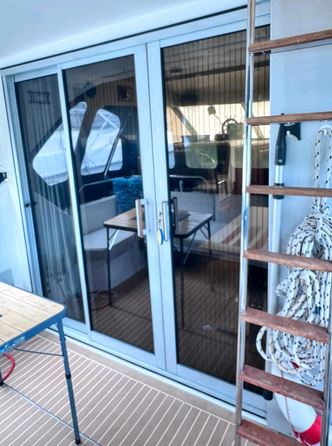 Fairline Corniche 31-Fly - Ansicht der Außensitzgelegenheit achtern mit geschlossener Persenning, geschlossener Eingang achtern