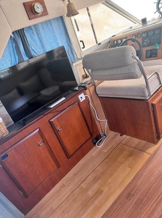 Fairline Corniche 31-Fly - Innenansicht Fernseher gegenüber der Sitzecke