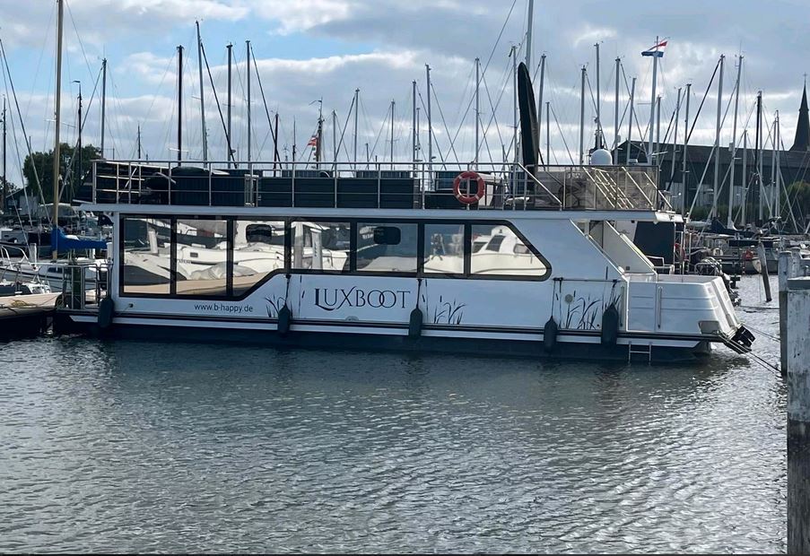 Luxboot Hausboot BT02 - Außenansicht von der Seite im Überblick