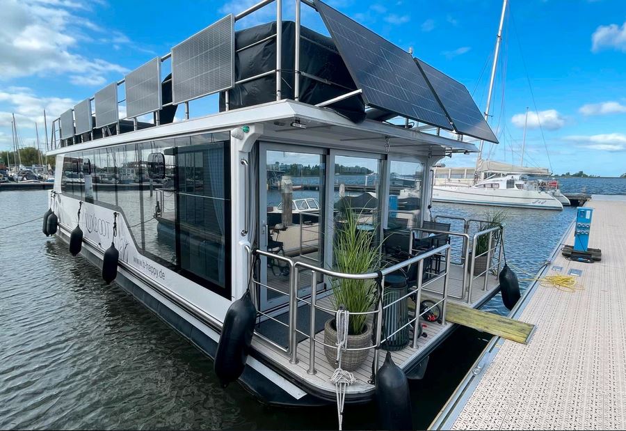 Luxboot Hausboot BT02 - Außenansicht von vorne am Steg liegend