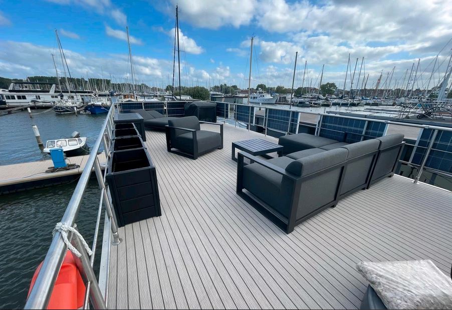 Luxboot Hausboot BT02 - Außenansicht Terrasse auf dem Oberdeck