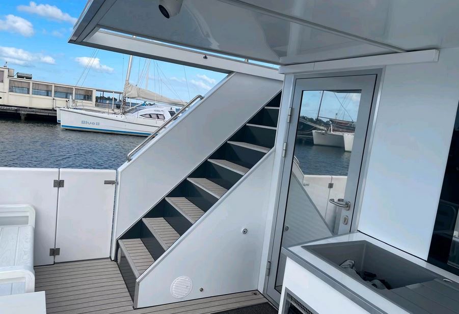 Luxboot Hausboot BT02 - Außenansicht Terrasse hinten mit Aufgang zum Oberdeck