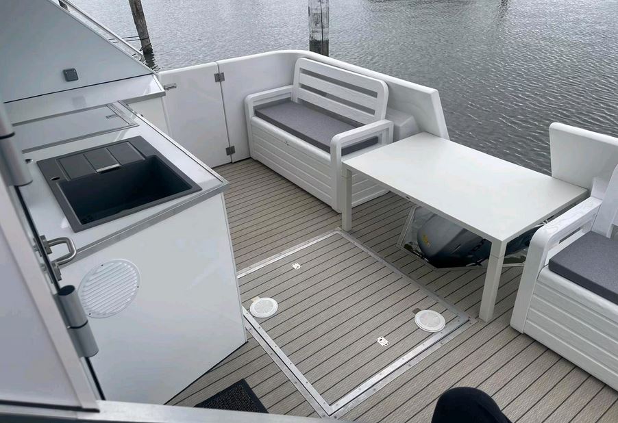 Luxboot Hausboot BT02 - Außenansicht Terrasse 2 unten im Heck