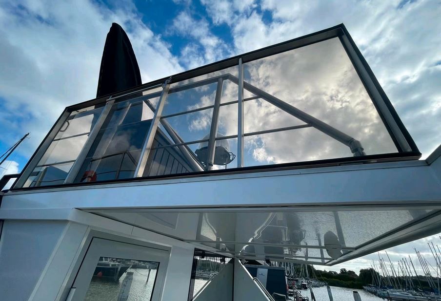 Luxboot Hausboot BT02 - Außenansicht Verblendung der oberen Terrasse
