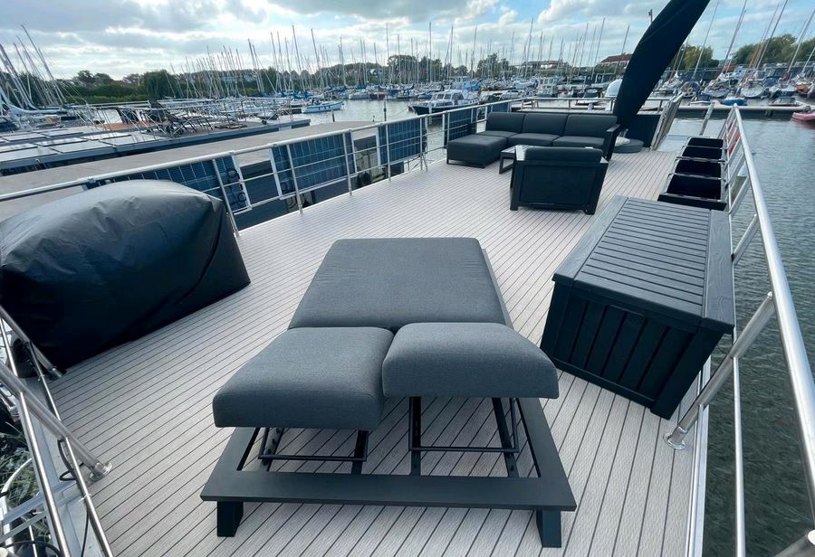 Luxboot Hausboot BT02 - Außenansicht Terrasse auf dem Oberdeck