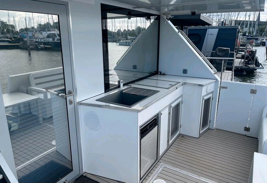 Luxboot Hausboot BT02 - Außenansicht Terrasse 2 unten mit integriertem Waschtrocker