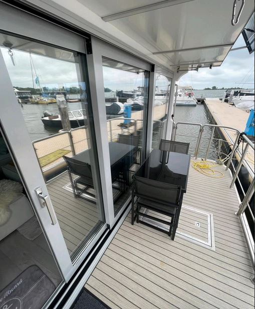 Luxboot Hausboot BT02 - Außenansicht Terrasse unten